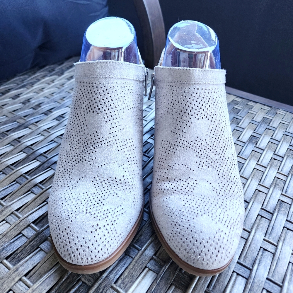 🪼NWOT BEIGE FAUX SUEDE "AMORY" ANKLE BOOTS BY WHITE MOUNTAIN ~ SIZE 7